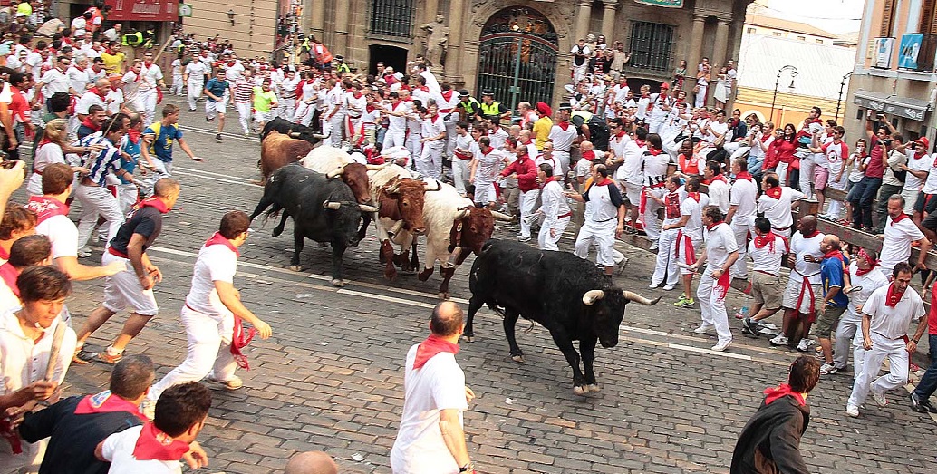 スペイン三大祭りの”サンフェルミン”、牛追いの意外な事実とは…